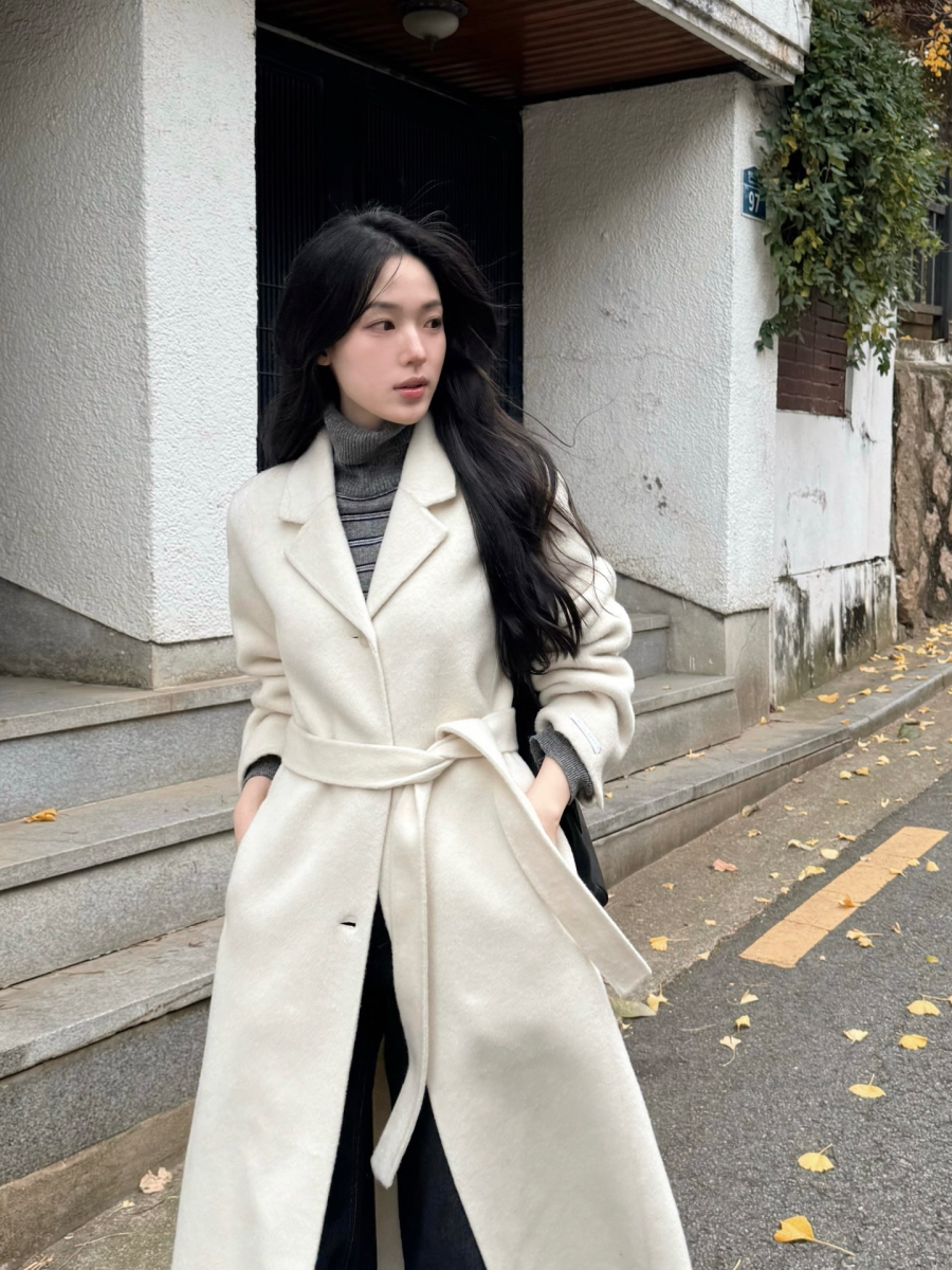Áo khoác dạ dáng dài luôn mang đến cảm giác thanh lịch và sang trọng, đặc biệt khi phối cùng áo len vào những ngày lạnh.