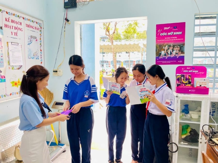 Góc nữ sinh tại phòng y tế trường học cung cấp tài liệu ban hành bởi Bộ Y Tế dành cho nữ sinh