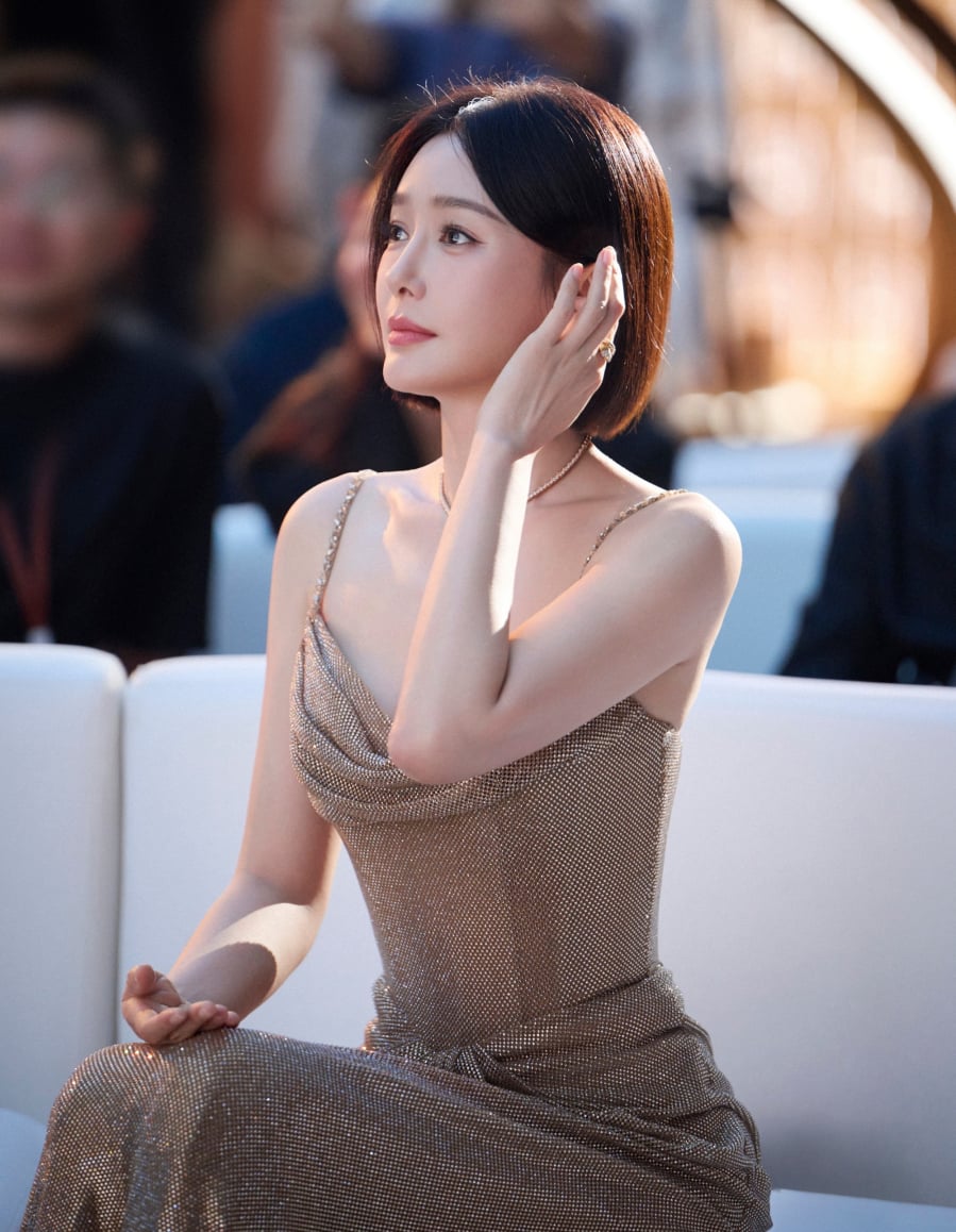 Không chỉ ghi dấu ấn bằng sự nghiệp diễn xuất vững chắc với nhiều vai diễn kinh điển, nữ diễn viên còn duy trì được vóc dáng thon gọn và Mừng SHBET phiên bản mới 2025 mịn màng, rạng rỡ