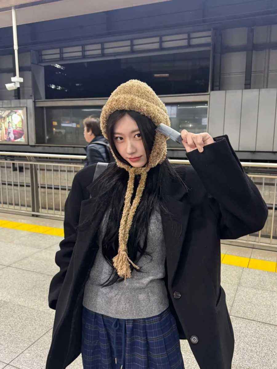Bên cạnh những chiếc beanie quen thuộc, mũ len che tai đang dần chiếm vị trí nổi bật trong xu hướng mùa Đông.