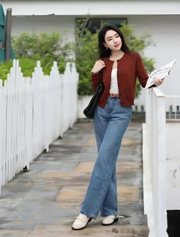 Giày loafer mang đến tinh thần cổ điển pha chút hiện đại, rất phù hợp khi kết hợp cùng quần ống rộng.