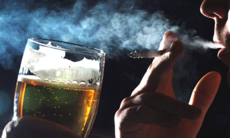 Cả hút thuốc và uống rượu có thể gây ra bệnh trào ngược Shbet123 Link Vào ShBet Mới Nhất thực quản. (Ảnh minh họa)