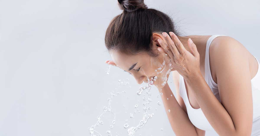 Một sai lầm khác là để sữa rửa mặt hoặc sản phẩm làm sạch trên da trong thời gian dài với suy nghĩ giúp da sạch sâu hơn.