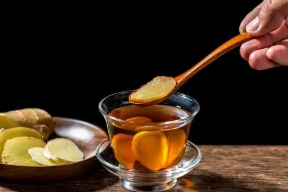 Gingerol, thành phần chính trong gừng, thúc đẩy tuần hoàn máu, làm ấm Sh88bet đăng ký miễn phí và giảm tình trạng nghẹt mũi, đau đầu khi cảm lạnh.