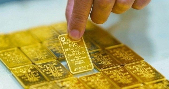 Theo Reuters, đây là lần đầu tiên giá vàng vượt mốc 4.500 USD/ounce, trong khi bạc và bạch kim cũng lập mức cao kỷ lục. 