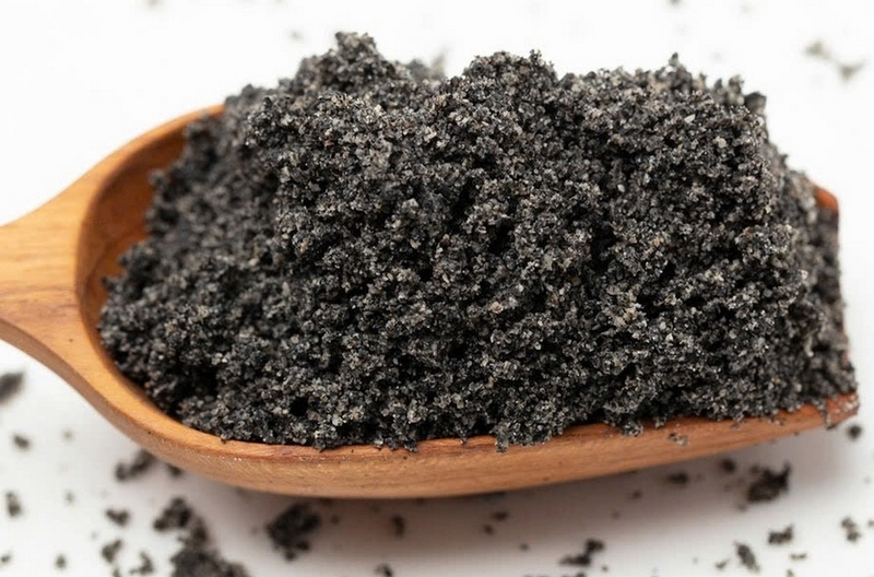 Trong mè đen có sắt, kẽm, đồng, magie, vitamin nhóm B, vitamin E cùng các acid béo không bão hòa cần thiết cho hoạt động của nang tóc.