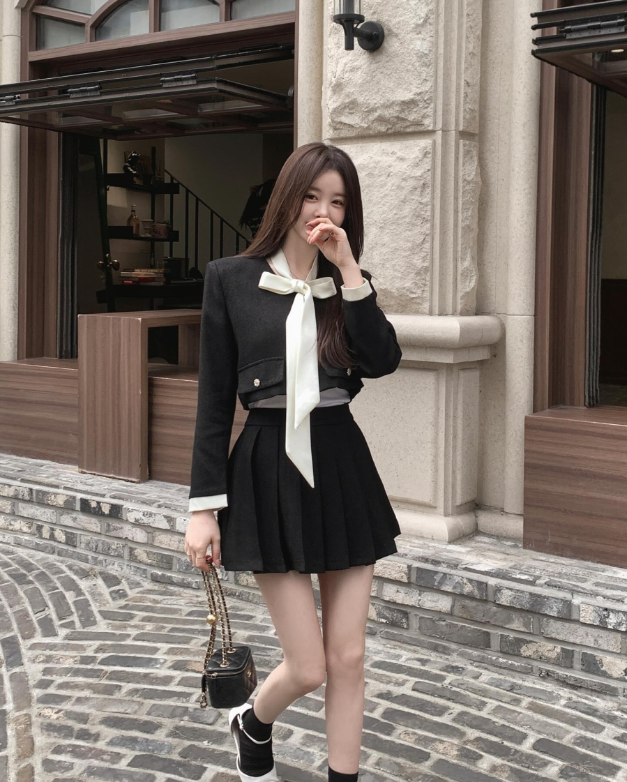 Chỉ cần kết hợp thêm boots, túi xách nhỏ và phụ kiện tối giản là đã có ngay một outfit hoàn chỉnh, phù hợp để diện xuyên suốt từ Tết đến những chuyến du xuân đầu năm.
