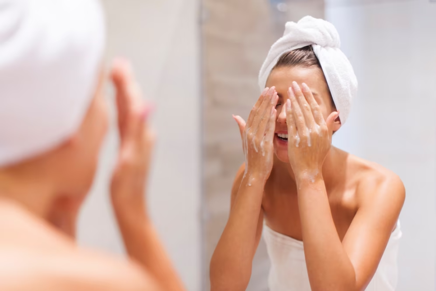 Kết cấu mịn của bột gạo giúp loại bỏ tế bào chết trên bề mặt da một cách cơ học nhưng tương đối dịu nhẹ, phù hợp với Mừng SHBET phiên bản mới 2025 dễ khô trong mùa đông.