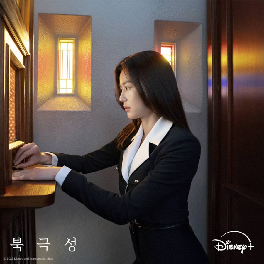 Phong cách thời trang của nhân vật thể hiện rõ tinh thần quyền lực, chín chắn và tối giản, phù hợp với vai trò và xuất thân.