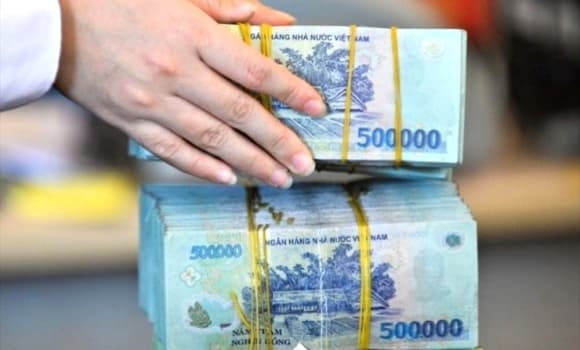 Cán bộ và người lao động chưa có nhà ở thuộc sở hữu cá nhân của vợ hoặc chồng tại nơi công tác mới, có khoảng cách đường bộ từ 40 km trở lên so với nơi đăng ký thường trú.    