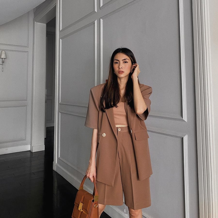 Blazer gần như là item không thể thiếu trong tủ đồ của các nàng dâu hào môn. 