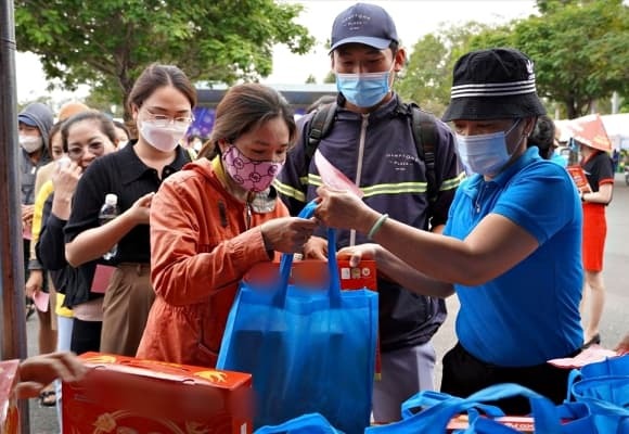 Đoàn viên, người lao động đang ở trọ, xa quê trong nhiều năm liền và chưa có điều kiện trở về đoàn tụ cùng Shbet111 slot, casino, thể thao, xổ số trong dịp Tết Nguyên đán.