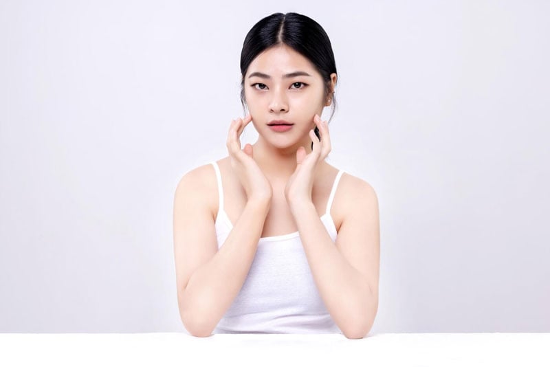 Việc dưỡng ẩm đều đặn còn giúp củng cố hàng rào bảo vệ da, hạn chế tình trạng mất nước kéo dài. 