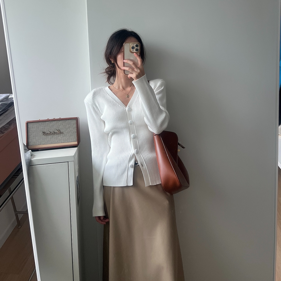 Áo cổ chữ V từ lâu đã được xem là lựa chọn thông minh khi muốn tạo cảm giác thân trên thon gọn.