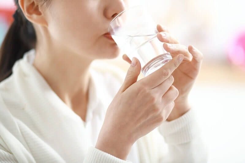 Nước hỗ trợ làm mềm chất thải, thúc đẩy nhu động ruột và giúp quá trình đào thải cặn bã diễn ra thuận lợi. 