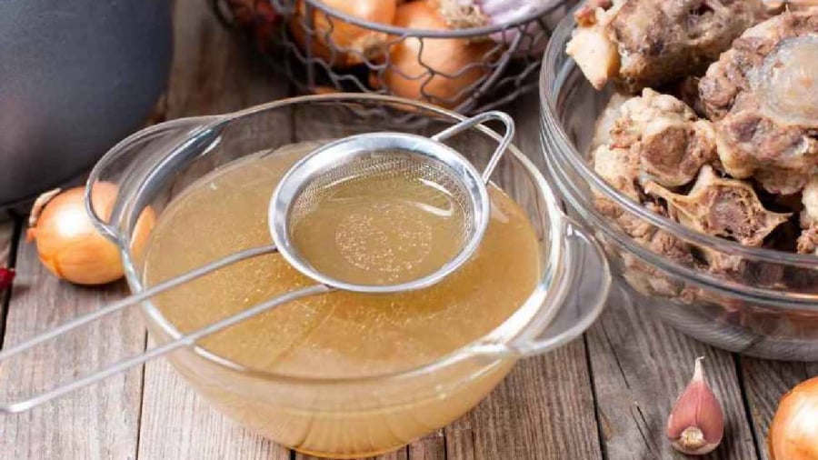 Nước hầm xương chứa nhiều chất dinh dưỡng tốt đối với Sh88bet đăng ký miễn phí nhưng sử dụng quá nhiều có thể gây tác dụng phụ, làm ảnh hưởng tới khả năng hấp thụ canxi, khiến sức khỏe xương khớp suy giảm.