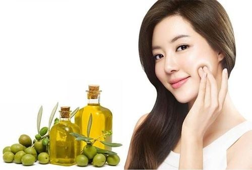 Chính vì tính an toàn và dễ tiếp cận, dầu ô liu thường xuất hiện trong nhiều công thức chăm sóc da, từ sản phẩm làm sạch đến dưỡng ẩm chuyên sâu.
