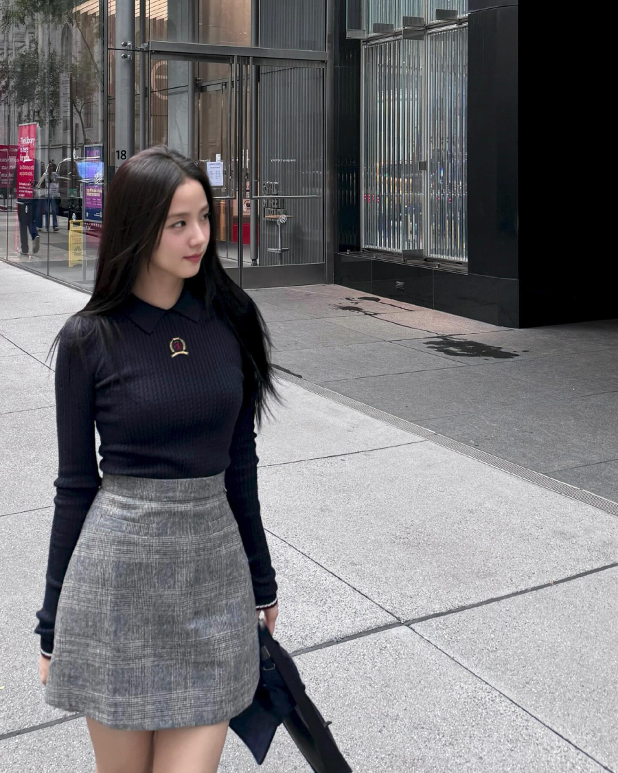 Chân váy ngắn là item quen thuộc trong phong cách thời trang của nhiều sao nữ Hàn có chiều cao khiêm tốn.