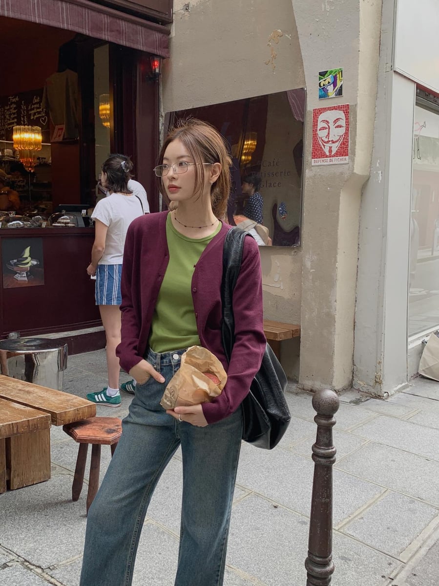 Những item mang màu sắc nổi bật chính là điểm nhấn giúp quần jeans thoát khỏi cảm giác quen thuộc. 