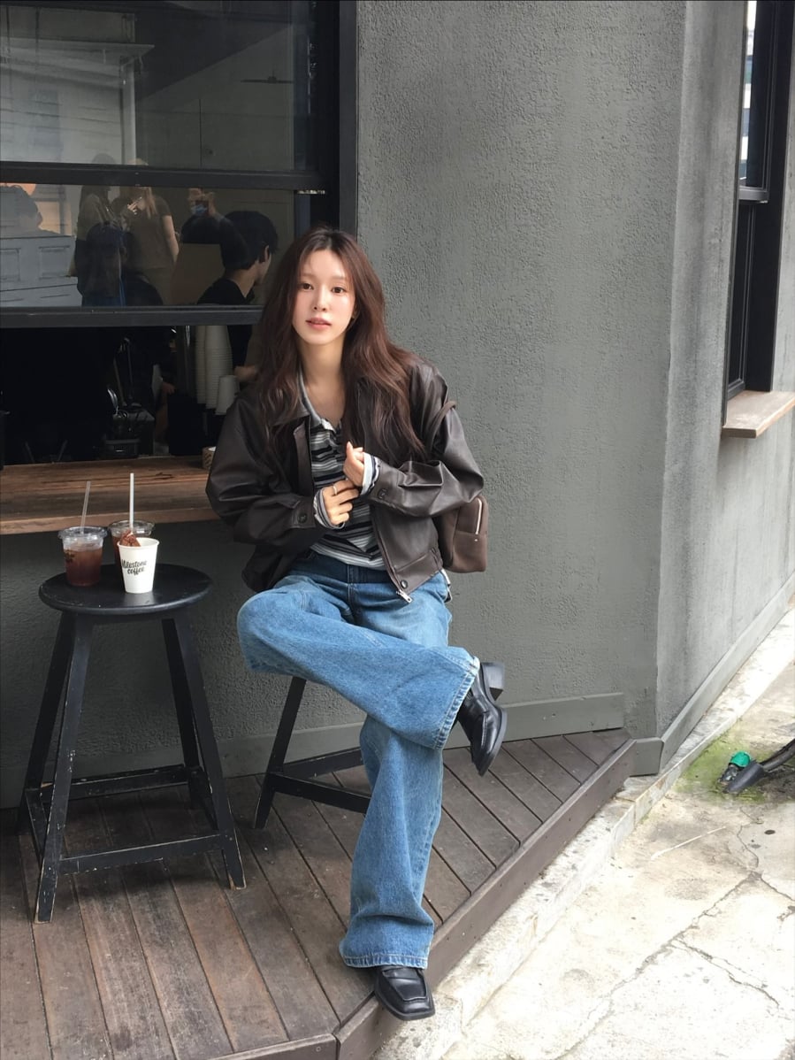 Áo khoác nâu, blazer nâu hay phụ kiện da màu chocolate khi phối cùng jeans xanh hoặc jeans trắng sẽ tạo nên tổng thể hài hòa, nhã nhặn. 