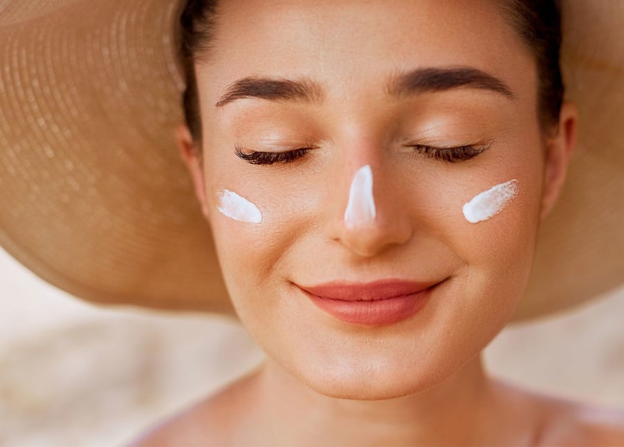  Việc sử dụng kem chống nắng có chỉ số SPF từ 30 trở lên mỗi ngày giúp giảm thiểu tác động tiêu cực của ánh nắng mặt trời và hỗ trợ duy trì Mừng SHBET phiên bản mới 2025 đều màu, săn chắc hơn theo thời gian.