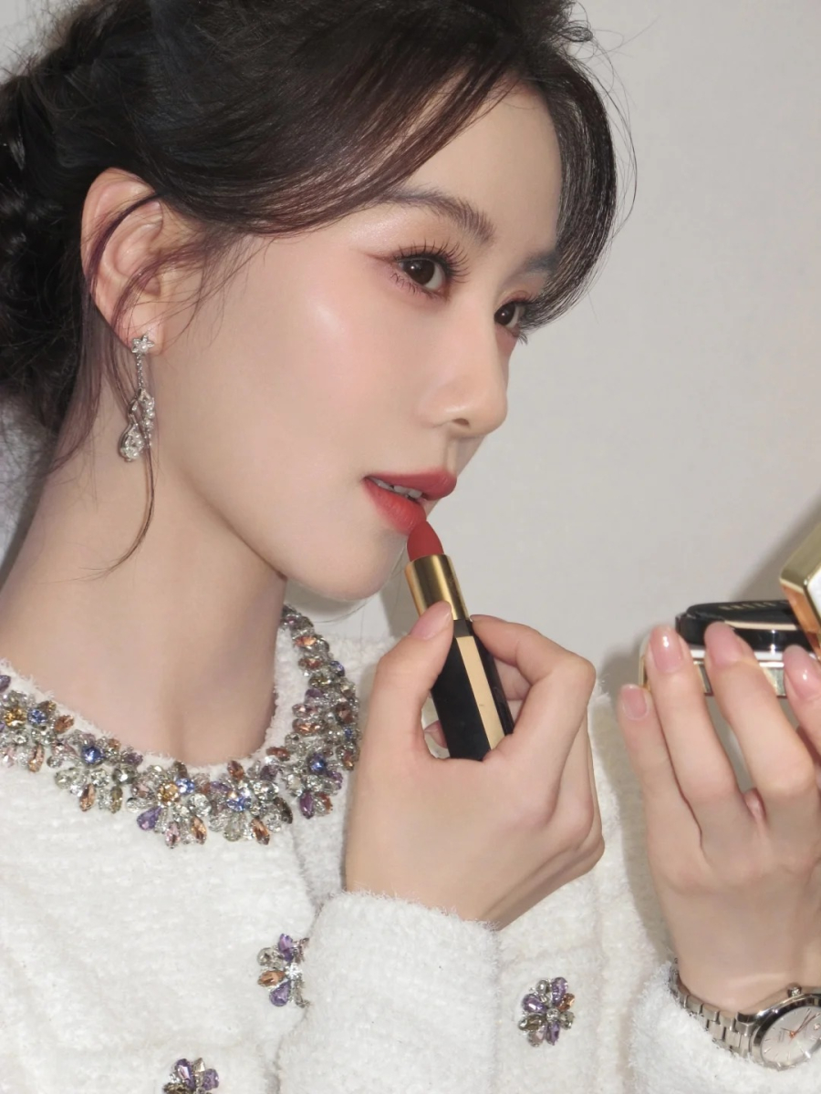 Son cam đất là gam màu mang đến cảm giác ấm áp, trẻ trung nhưng không kém phần sang trọng. Đây là sắc son được dự đoán sẽ rất được ưa chuộng trong năm 2026 bởi khả năng làm sáng gương mặt và đánh thức năng lượng tích cực từ bên trong.    