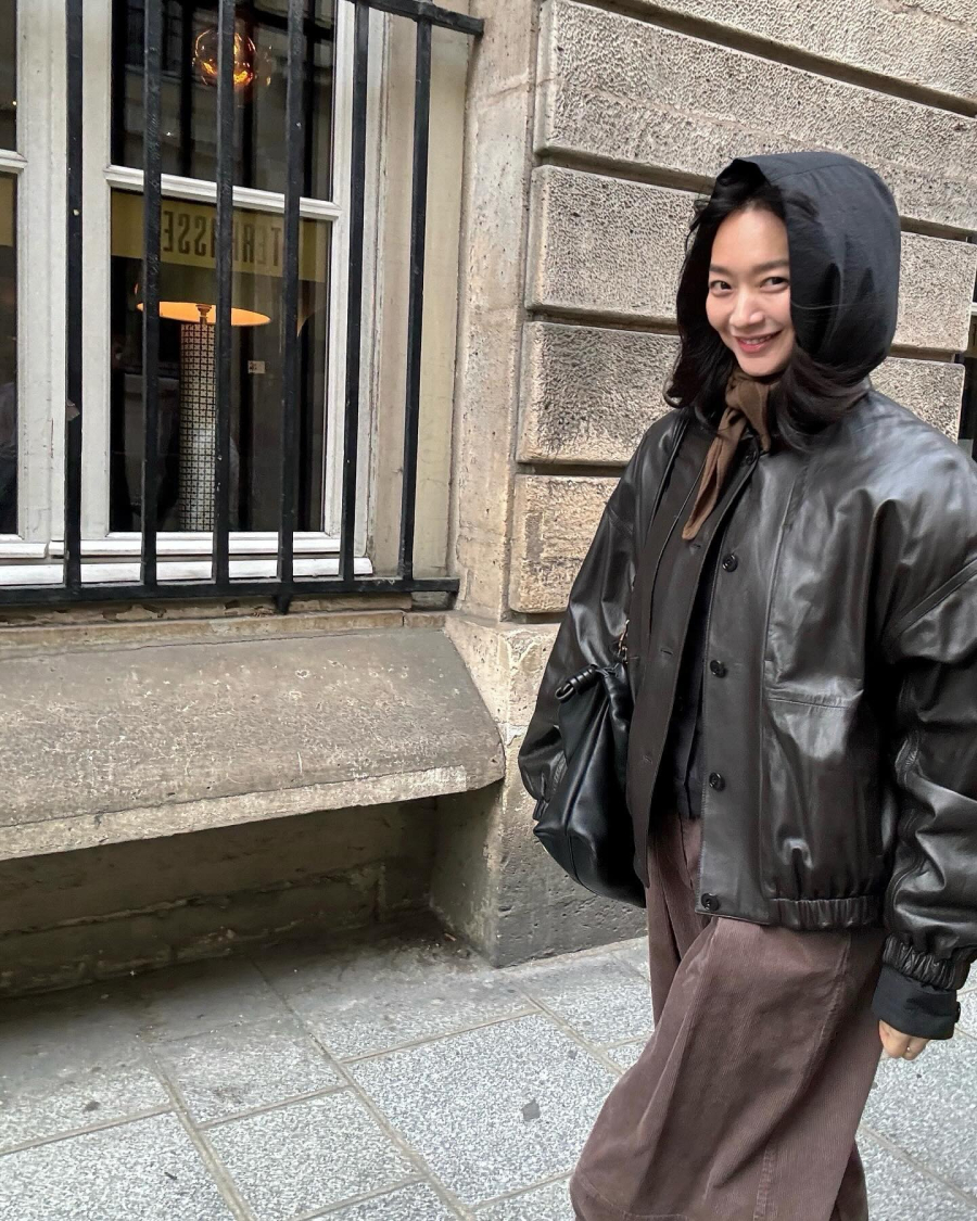  Những kiểu áo dáng suông, bomber hoặc jacket da tối giản thường được lựa chọn để tránh cảm giác quá nặng nề.