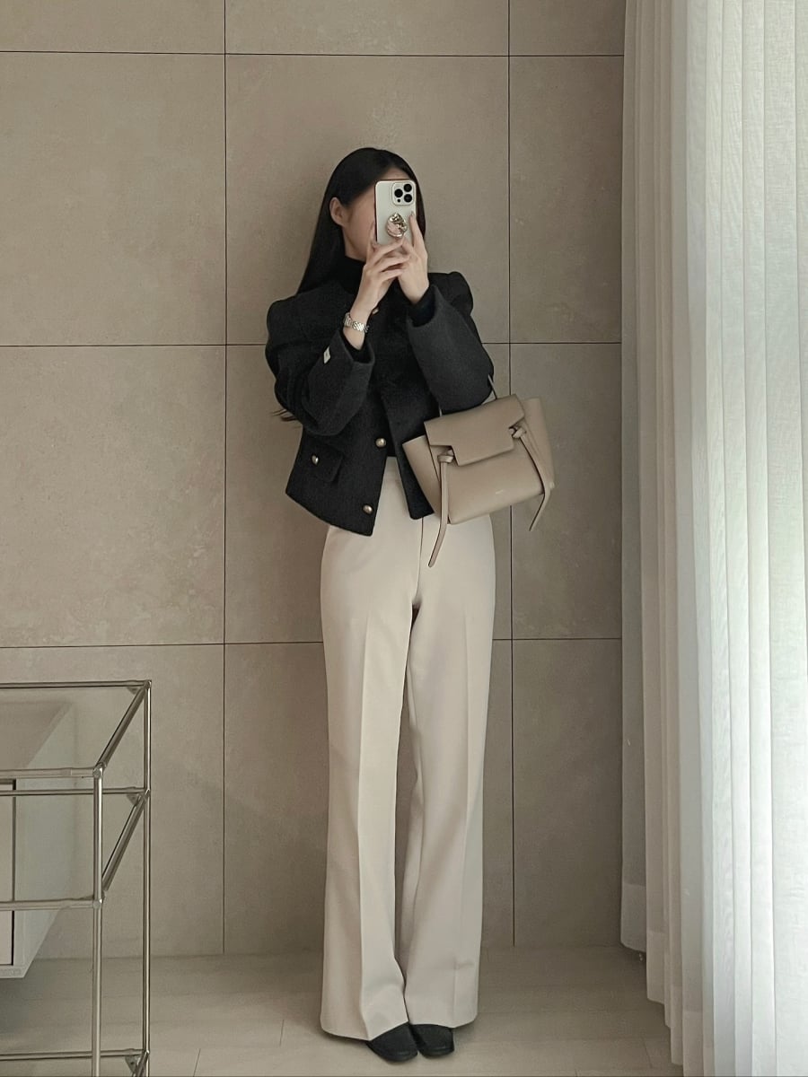 Quần âu ống suông với đường ly thẳng ở giữa được xem là một trong những kiểu quần tôn dáng rõ rệt nhất.