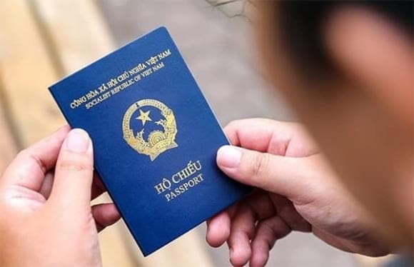 Cụ thể, theo điểm c khoản 5 Điều 17 của Thông tư 17, mọi giao dịch rút tiền hoặc thanh toán điện tử của khách hàng cá nhân chỉ được phép thực hiện khi hệ thống ngân hàng đã đối chiếu và xác thực chính xác dữ liệu sinh trắc học (khuôn mặt hoặc vân tay) của người thực hiện giao dịch với dữ liệu gốc.    