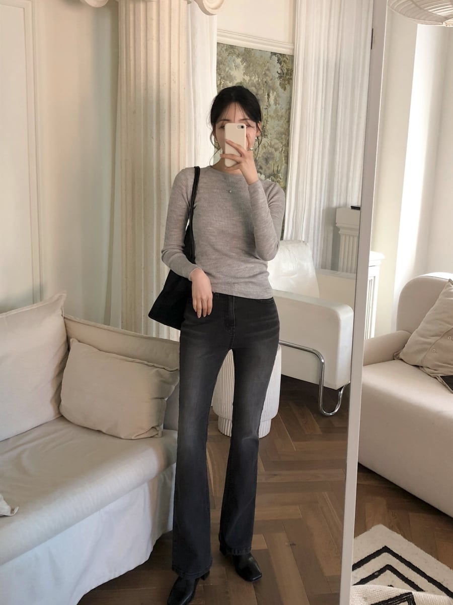 Sự trở lại của quần ống loe mang theo hơi thở hoài cổ nhưng được làm mới để phù hợp với nhịp sống hiện đại. 