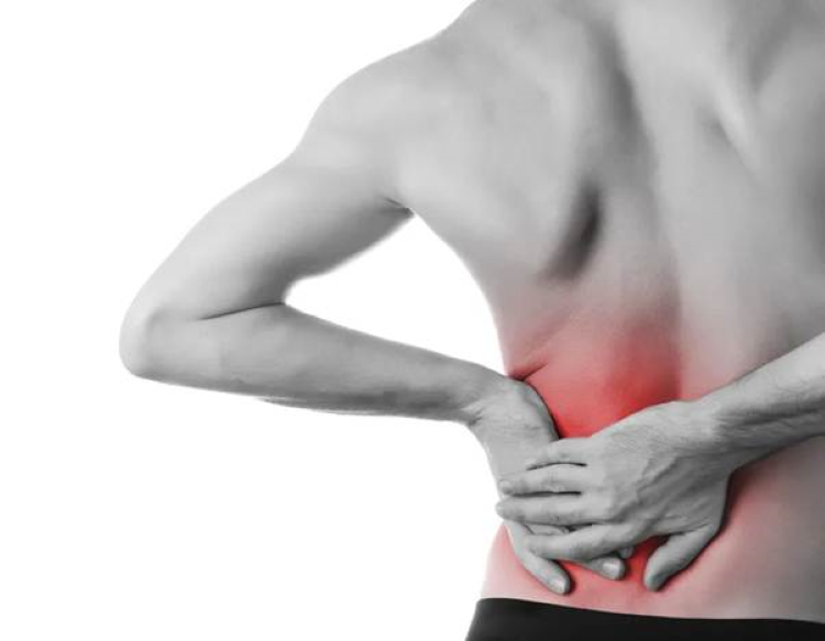 Đau lan ra sau lưng, người bệnh thường mô tả cảm giác đau như bị bó chặt hoặc đè nặng, khiến họ khó chịu khi nằm thẳng. (Ảnh minh họa)