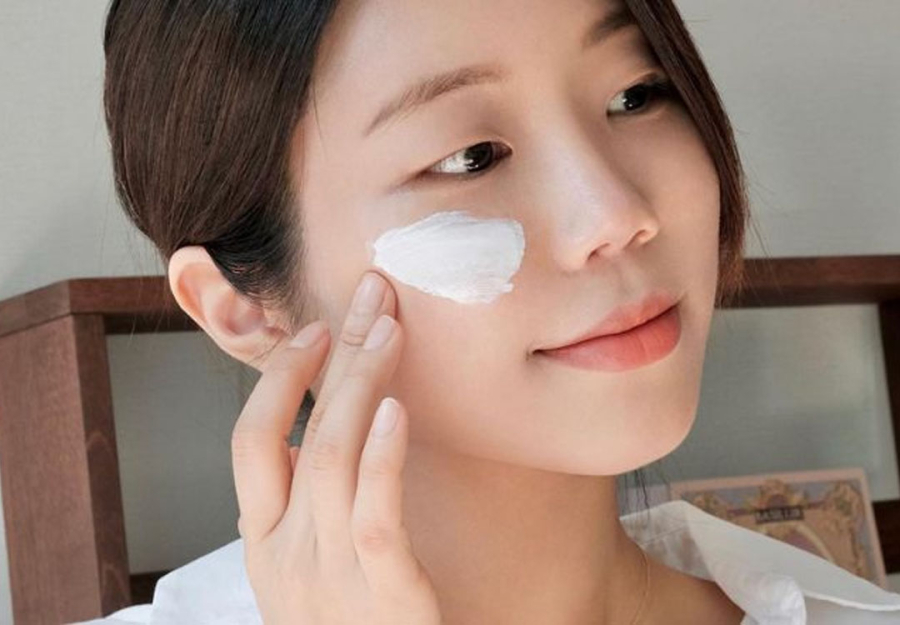 Khi da đủ ẩm, bề mặt da trở nên mềm mại hơn, hàng rào bảo vệ da hoạt động hiệu quả và quá trình tái tạo tự nhiên diễn ra thuận lợi hơn.