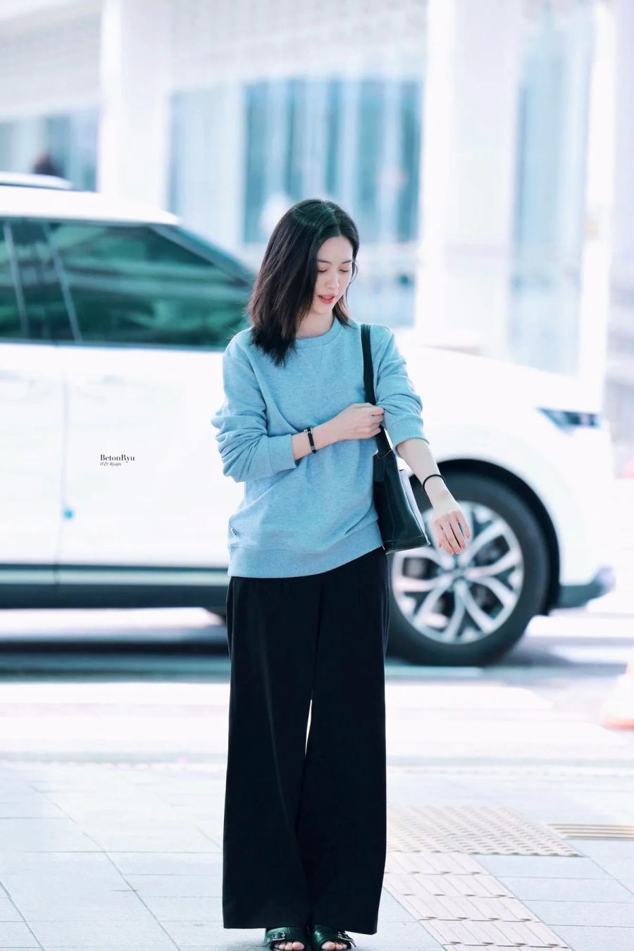  Quần ống suông, quần dệt kim hay jeans dáng rộng kết hợp cùng áo len cổ tròn hoặc áo nỉ tối giản là lựa chọn phổ biến. 