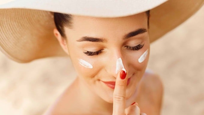 Việc duy trì thói quen thoa kem chống nắng mỗi sáng, coi đây là bước bắt buộc trong chu trình chăm sóc da, giúp giảm nguy cơ lão hóa sớm và hỗ trợ bảo vệ da lâu dài.