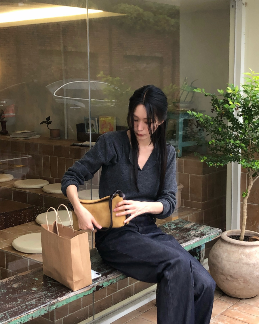 Kiểu áo này có thể mặc riêng hoặc kết hợp cùng sơ mi bên trong để tạo điểm nhấn tinh tế.