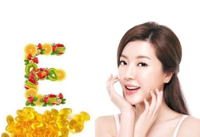 Khác với vitamin C, vitamin E vốn tồn tại tự nhiên trong lớp dầu bảo vệ da và đóng vai trò như một lớp “lá chắn” giúp hạn chế mất nước.