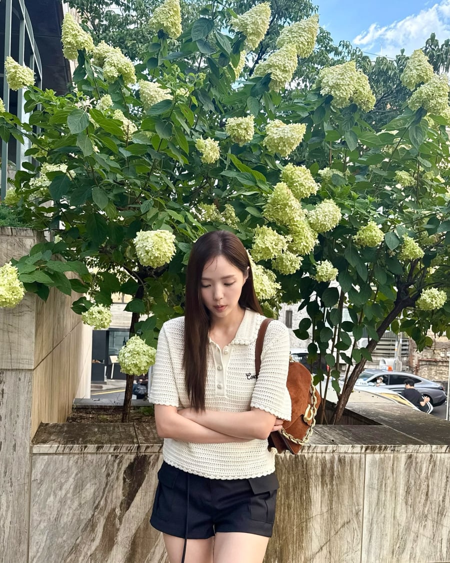 Trắng và đen là cặp màu kinh điển của thời trang, đại diện cho sự cân bằng giữa tinh giản và cá tính