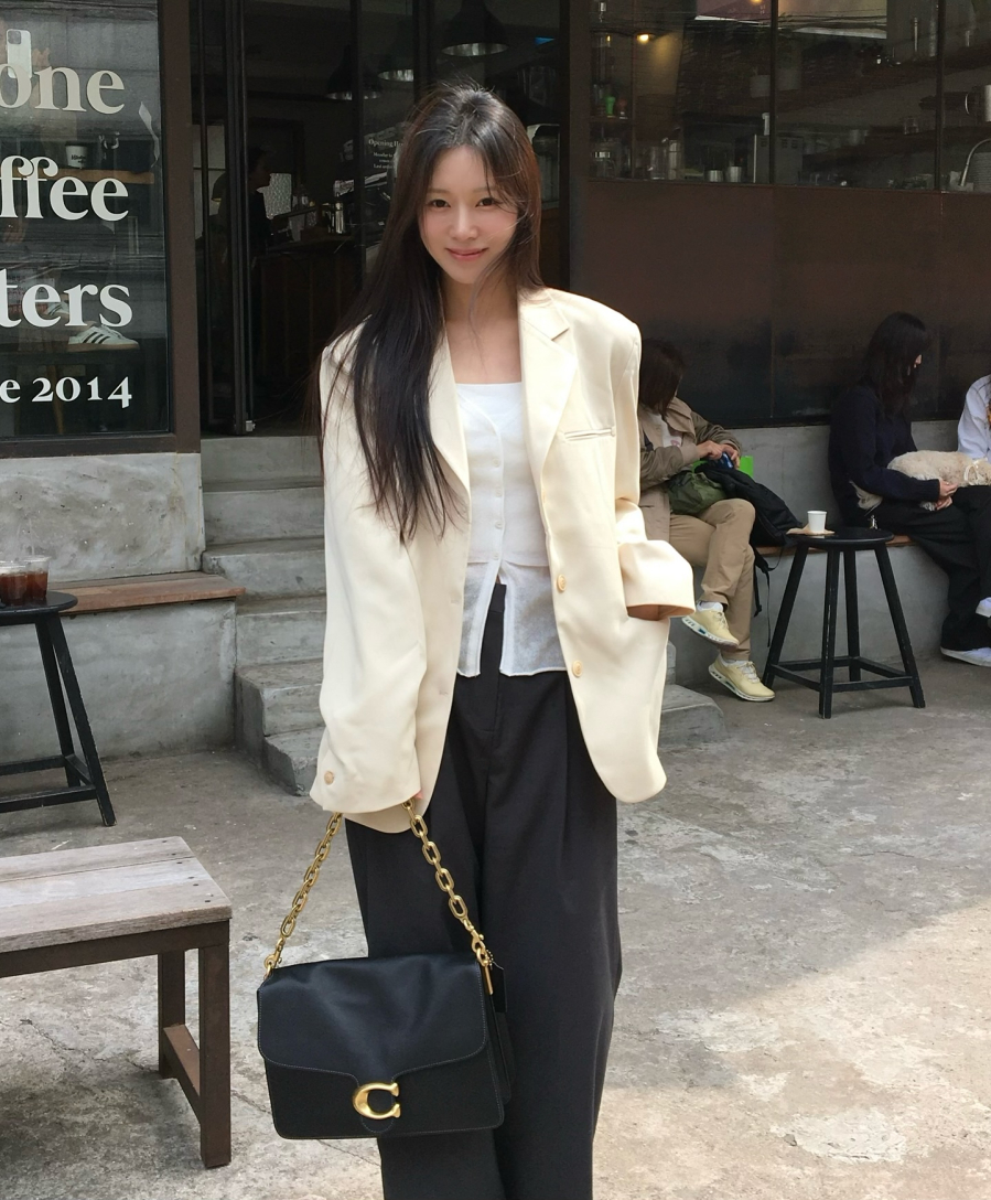 Thay vì phom dáng cứng nhắc, blazer dáng suông vừa, vai xuôi nhẹ và đường cắt tối giản sẽ chiếm ưu thế, mang lại cảm giác dễ chịu khi mặc cả ngày dài.