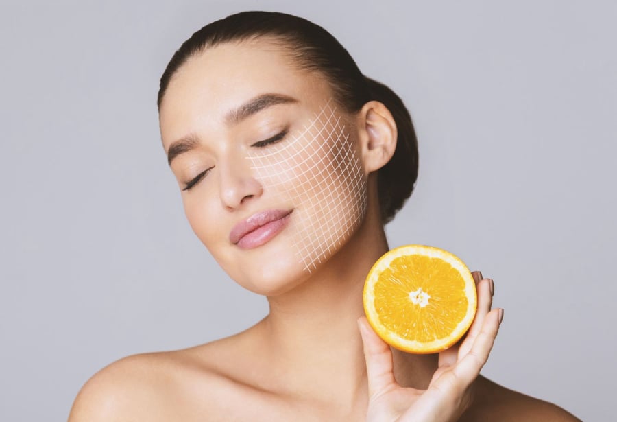 Vitamin C giữ vai trò quan trọng trong quá trình tổng hợp collagen – nền tảng quyết định độ săn chắc và đàn hồi của da. 