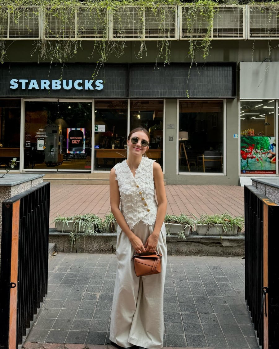 Cách layering nhẹ nhàng này giúp diện mạo trở nên trẻ trung hơn, tránh cảm giác khô khan thường thấy ở Shbet999 com đăng nhập công sở truyền thống.
