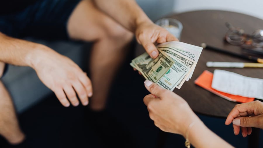 Thay vì từ chối trực tiếp việc cho vay tiền, bạn có thể hỏi đối phương về khó khăn của họ và gợi ý tìm cách khác để hỗ trợ.
