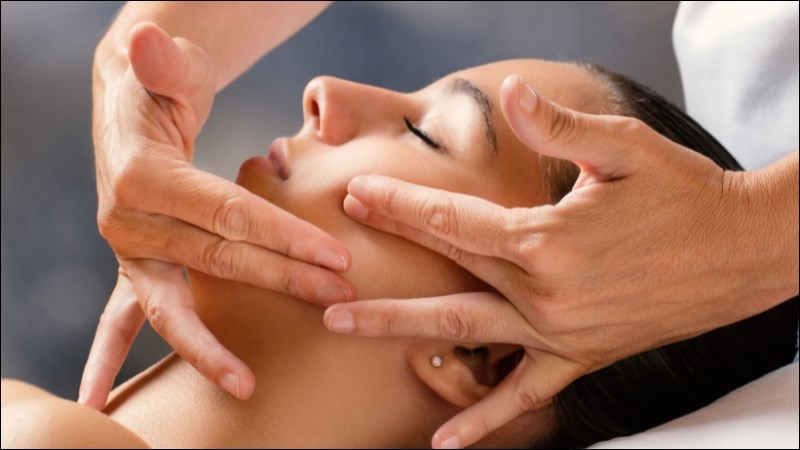 Massage dẫn lưu bạch huyết được xem là một trong những phương pháp hiệu quả giúp giảm sưng mặt.