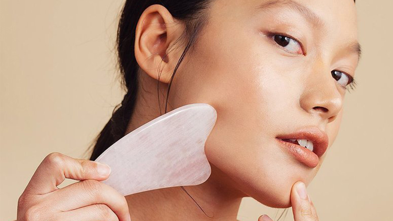 Phương pháp này tác động lên các huyệt đạo và hệ bạch huyết trên khuôn mặt, giúp thúc đẩy tuần hoàn máu và đào thải độc tố.