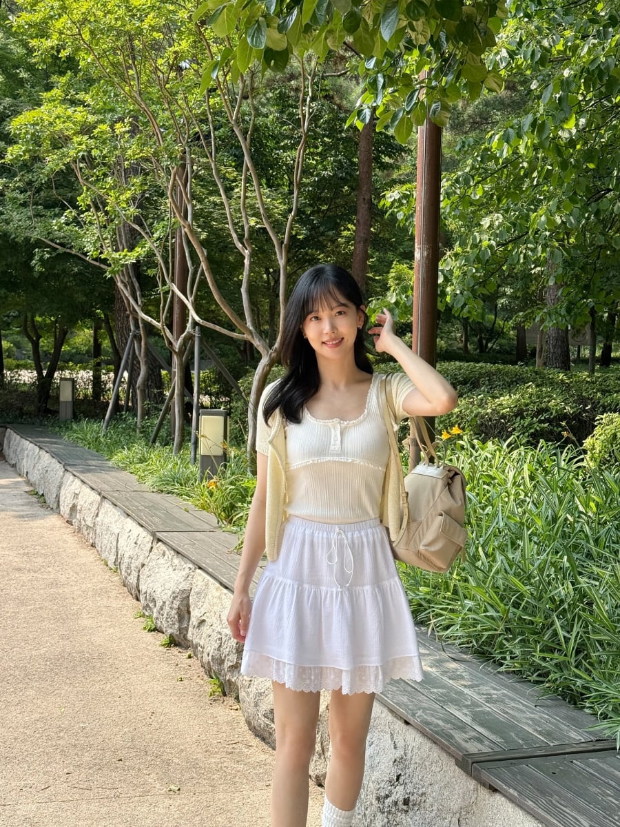  Những thiết kế này mang đến cảm giác điệu đà nhưng vẫn giữ được sự tinh tế nhờ phom dáng gọn gàng.