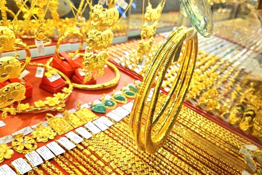 Tại Tập đoàn DOJI, giá vàng SJC sáng nay được niêm yết mua vào 156 triệu đồng/lượng, bán ra 158 triệu đồng/lượng, chênh lệch 2 triệu đồng/lượng.    