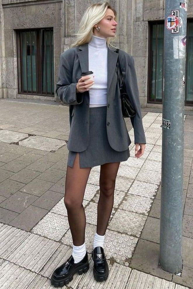 Với những ai yêu thích phong cách thanh lịch và trưởng thành, chân váy ngắn khi đi cùng áo blazer sẽ là lựa chọn đáng cân nhắc.