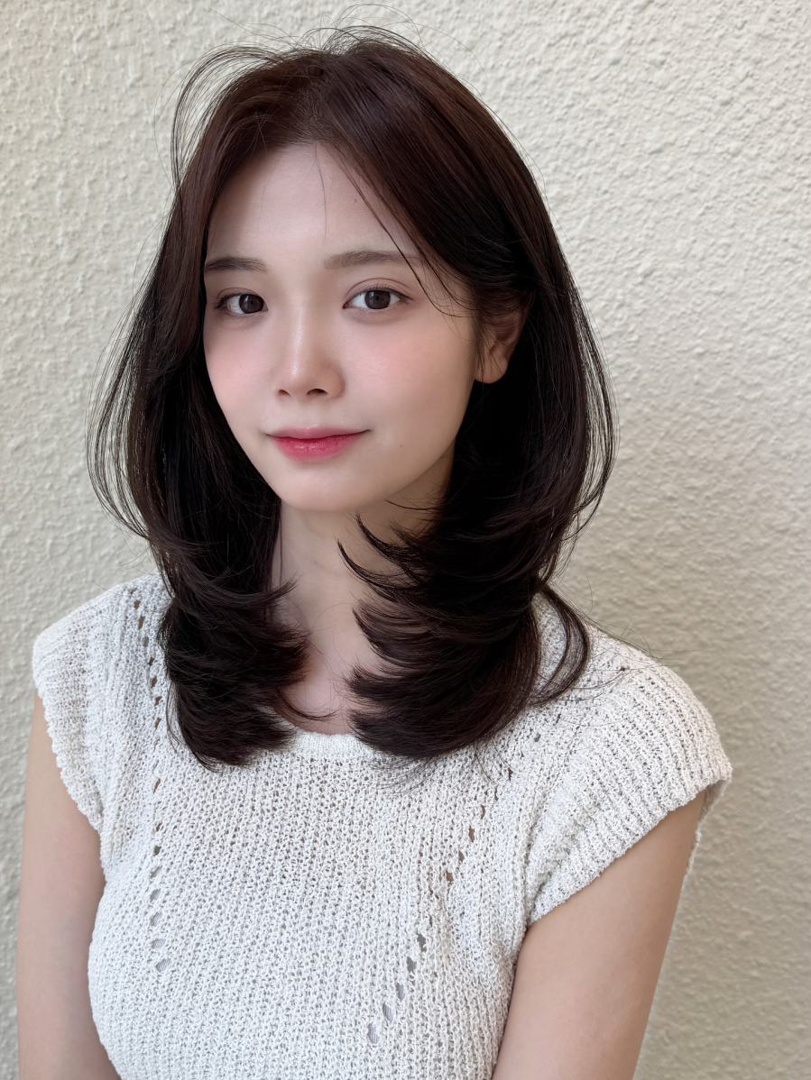 Tóc ngang vai uốn đuôi cụp luôn nằm trong nhóm Link Vào SHBET88 Mới Nhất được yêu thích nhờ tính linh hoạt cao. 