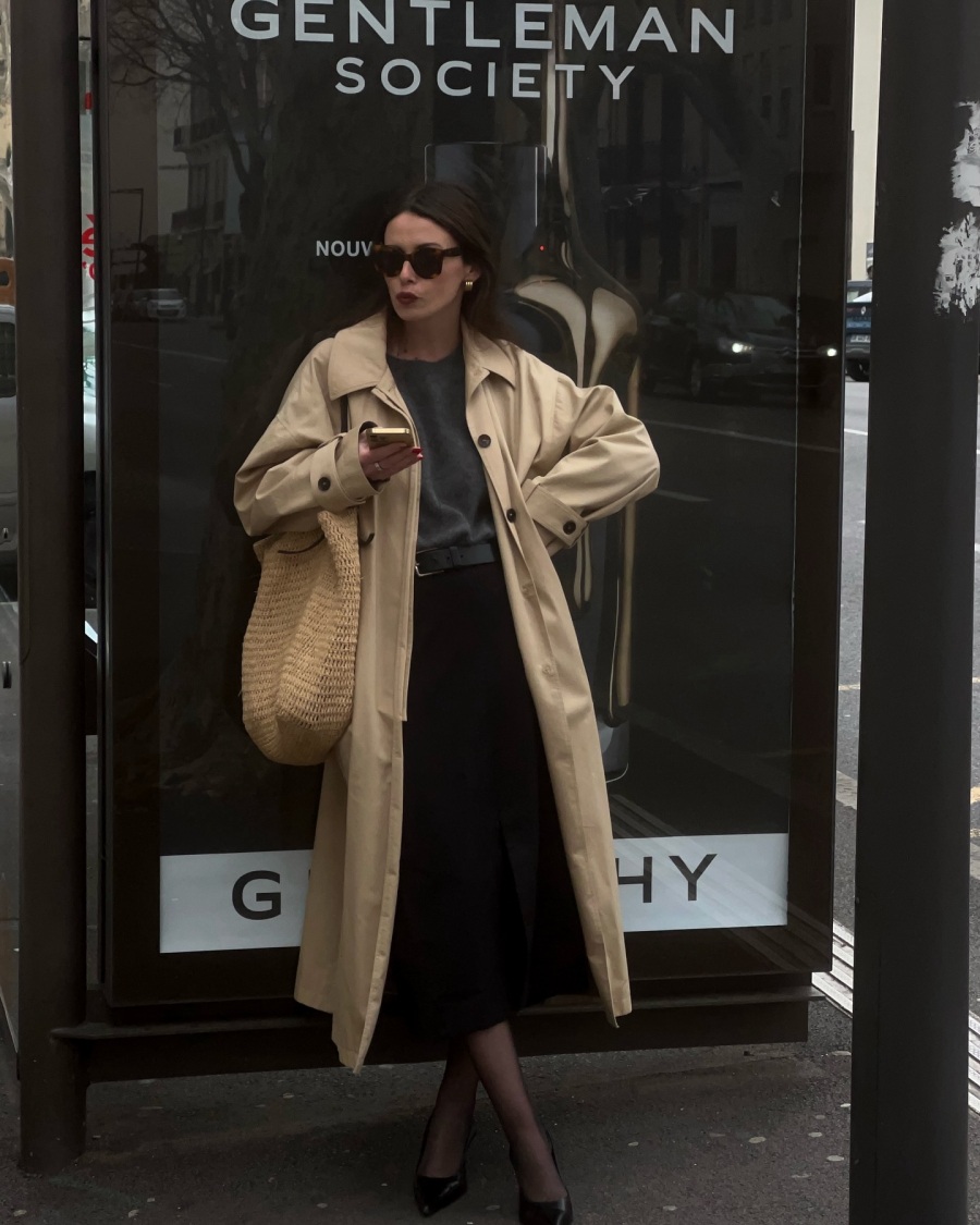 Những gam màu trench coat phổ biến là be, camel hoặc xám nhạt, đi cùng chân váy đen, nâu hay họa tiết nhỏ tinh tế. 