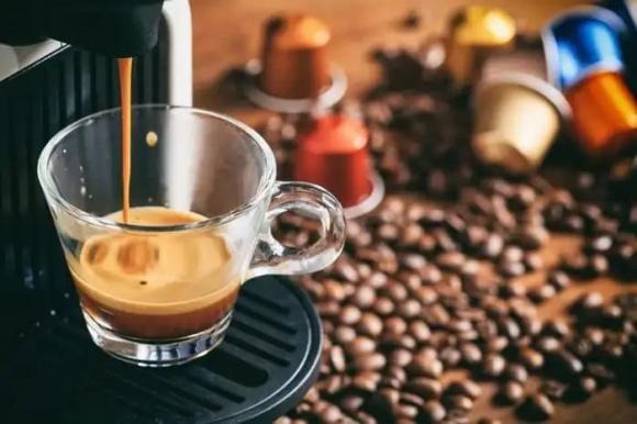 Các Shbet888.com tỷ lệ cược cao cho thấy uống cà phê vào buổi chiều hoặc tối có thể làm rối loạn nhịp sinh học, giảm tiết melatonin và làm giảm các lợi ích sức khỏe của cà phê.    
