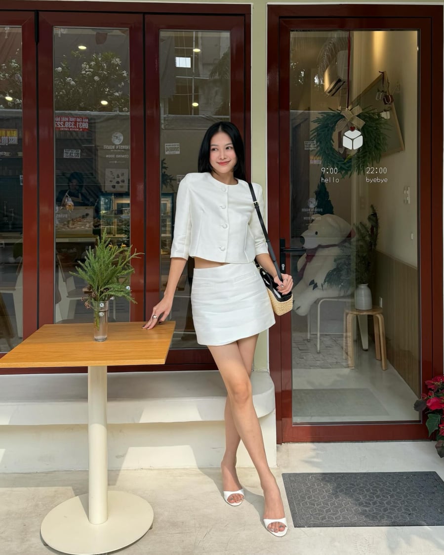 Thay vì chọn những thiết kế dài và an toàn, cô ưu tiên áo dáng ngắn kết hợp cùng chân váy mini